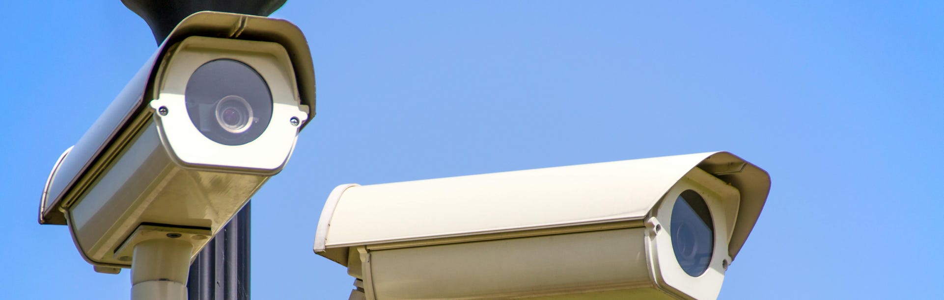 Weiße 2 Cctv Kamera Auf Schwarzem Pfosten Unter Klarem Blauem Himmel Montiert